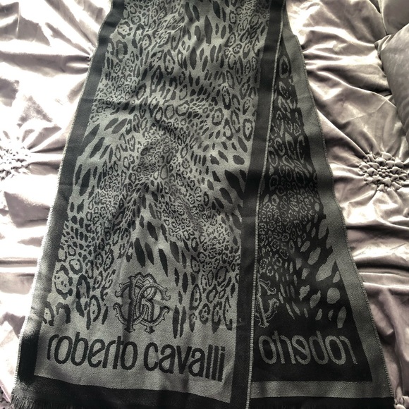 Roberto cavalli scarf 🧣 - Picture 2 of 2